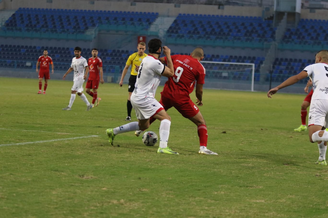 מצרי מנסה לשמור על הכדור (דאפר מחאמיד)